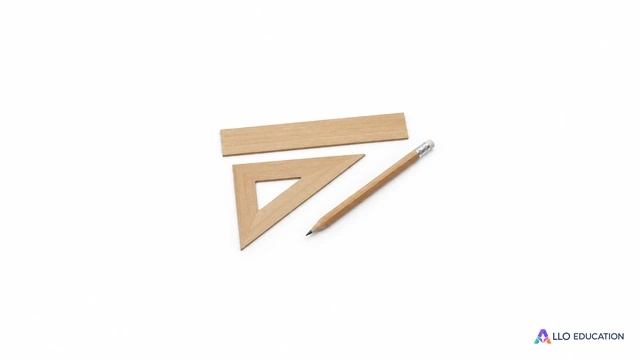 Petite équerre sans inscription, règle sans graduation et crayon entiers, regroupés au centre d’un fond blanc.